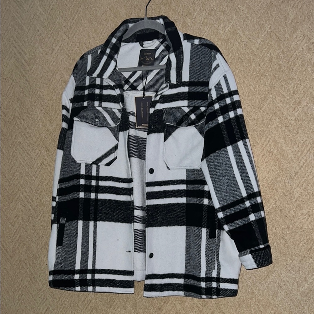 OUTDOOR COLLECTION 26 International Women's Plaid Print Shacket.  Size L.  NWT.